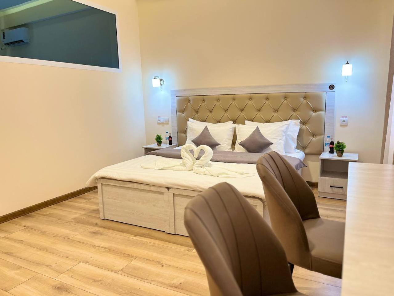Aks Hotel Tasjkent Buitenkant foto