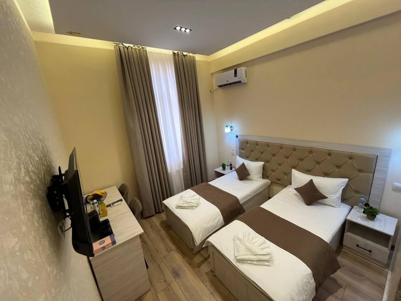 Aks Hotel Tasjkent Buitenkant foto