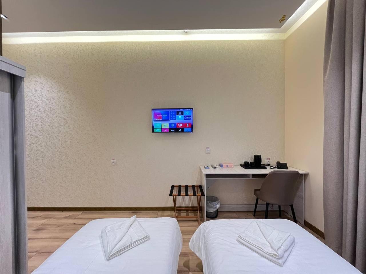 Aks Hotel Tasjkent Buitenkant foto